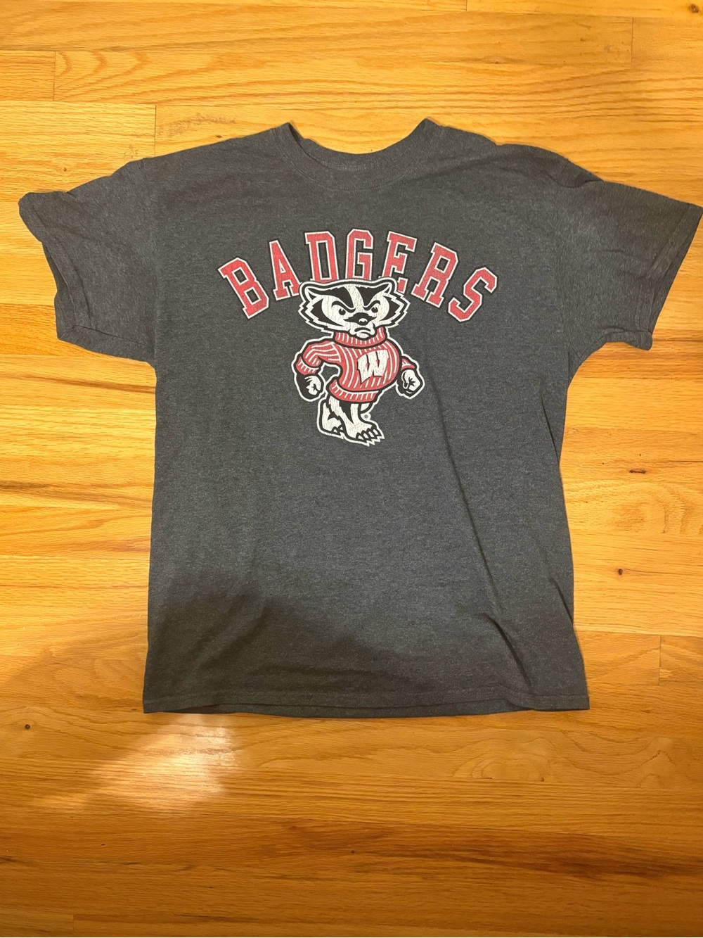 NCAA Wisconsin Badgers gray tshirt